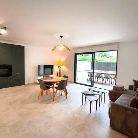 Apartment Bright With Terrace In *